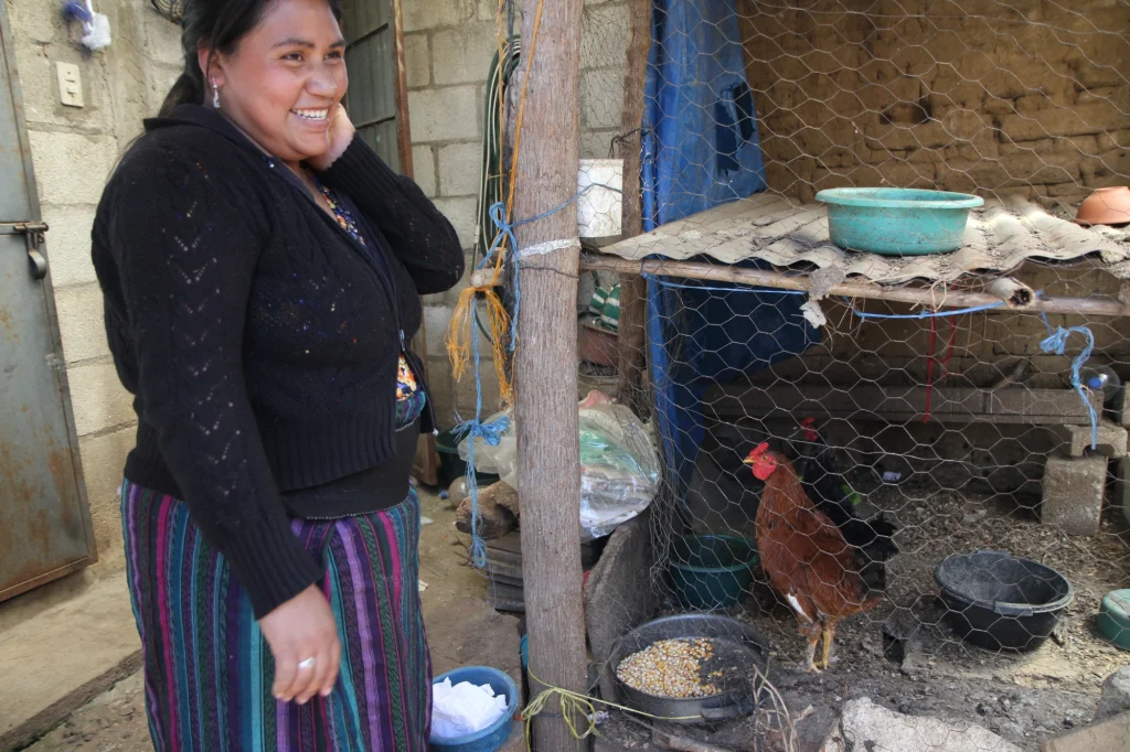 Integrante de AFEDES con sus gallinas, como parte del programa de soberanía alimentaria