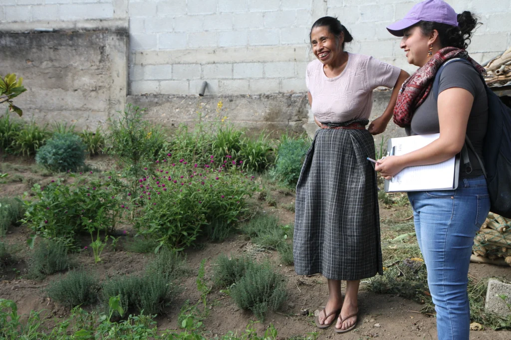 Integrante de AFEDES con su huerto, como parte del programa de soberanía alimentaria