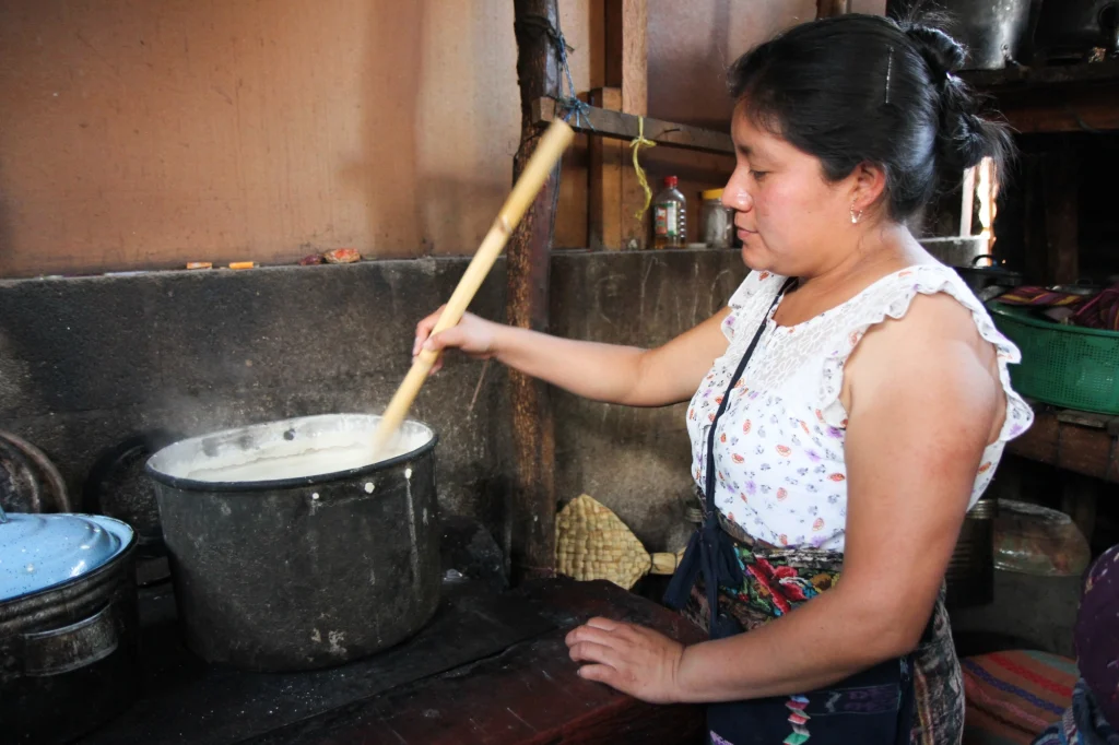 Aprendiendo a preparar un caldo mineral para la prevención de plagas en los huertos familiares